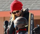 Kate Hudson et son fils aîné Ryder Robinson sur les pistes à Aspen, le 27 décembre 2011.