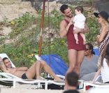 Marc Jacobs et Lorenzo Martone, enchantés par la visite du petit Skyler et de sa mère Rachel Zoe. Saint Barthélémy, le 27 décembre 2011.
