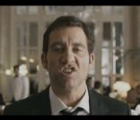Clive Owen : Délirant ambassadeur, il croque dans un burger avec conviction