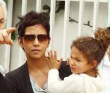 Halle Berry accompagne sa fille Nahla, trois ans et demi, à une fête pour les enfants, à Los Angeles, le 31 décembre 2011.