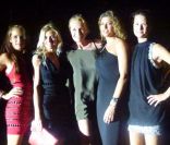 Estelle Lefébure prend la pose avec ses mannequins après le défilé Glambition à Saint-Barth le 28 décembre 2011
