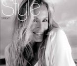 Estelle Lefébure en couverture du nouveau magazine Style St Barth. Elle porte une tunique de sa création  
