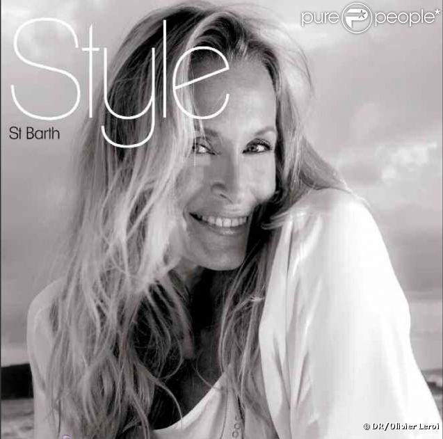 Estelle Lefébure en couverture du nouveau magazine Style St Barth. Elle porte une tunique de sa création  