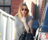 Ellen Pompeo, accrochée à son sac Givenchy, brille grâce son look, composé d'un top gris, d'un pantalon Balmain et de mini bottes noires. Los Angeles, le 3 janvier 2012. 