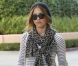 Jessica Alba, de retour à Los Angeles après des vacances au Mexique, a abandonné le bikini pour un look plus citadin. Le 4 janvier 2012. 
