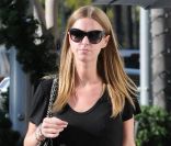 Nicky Hilton et sa tenue d\'été, de sortie pour une après midi shopping à Beverly Hills. Le 3 janvier 2012.<br />
