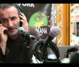Pascal Sellem. Koxie, qui cherche désespérément un partenaire pour réaliser une sextape afin de promouvoir son nouvel album, ratisse large mais ne se prend que des rateaux... Encore un sketch et des guests en pagaille pour le 4e épisode de sa websérie  Buzz moi  !