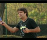 Fabrice Santoro. Koxie, qui cherche désespérément un partenaire pour réaliser une sextape afin de promouvoir son nouvel album, ratisse large mais ne se prend que des rateaux... Encore un sketch et des guests en pagaille pour le 4e épisode de sa websérie  Buzz moi  !