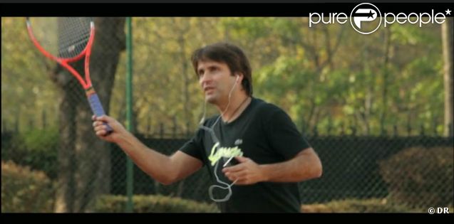 Fabrice Santoro. Koxie, qui cherche désespérément un partenaire pour réaliser une sextape afin de promouvoir son nouvel album, ratisse large mais ne se prend que des rateaux... Encore un sketch et des guests en pagaille pour le 4e épisode de sa websérie  Buzz moi  !