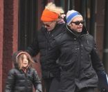 Hugh Jackman : Trottinette en famille et jogging dans le froid