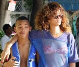 Rihanna s'amuse comme une folle avec son petit frère à la Barbade le 29 janvier 2011