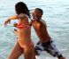 Rihanna s'amuse comme une folle avec son petit frère à la Barbade le 29 décembre 2011