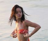 Rihanna : une déesse en maillot de bain à la Barbade avec son petit frère le 27 décembre 2011