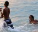 Rihanna s'amuse comme une folle avec son petit frère à la Barbade le 29 décembre 2011