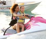 Rihanna fait du jet-ski avec une petite fille nommée Ali à la Barbade avec son petit frère le 29 décembre 2011