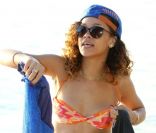 Rihanna se pavane au soleil à la Barbade le 29 décembre 2011