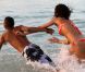 Rihanna s'amuse comme une folle avec son petit frère à la Barbade le 29 janvier 2011