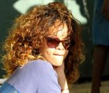 Rihanna, craquante, sous le soleil de la Barbade avec son petit frère le 29 décembre 2011