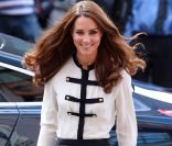  Kate Middleton lors d'une visite à Birmingham le 19 août 2011. 
 Kate Middleton célèbre le 9 janvier 2012 son 30e anniversaire. Les mois qui ont précédé l'ont vue faire ses débuts dans la famille royale, en tant que Catherine, épouse du prince William et duchesse de Cambridge, et irradier le monde de son charme. 
