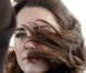  Kate Middleton, baptême du feu à Anglesey, le 24 février 2011. 
 Pour sa première année dans la famille royale, Catherine, duchesse de Cambridge, a donné à observer, dans le spectacle de son élégance, un petit geste très coquet : le recoiffage ! 
