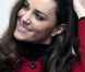  Kate Middleton, retour à St Andrews, berceau de son histoire d'amour avec le prince William, le 25 février 2011. 
 Pour sa première année dans la famille royale, Catherine, duchesse de Cambridge, a donné à observer, dans le spectacle de son élégance, un petit geste très coquet : le recoiffage ! 