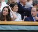  Kate Middleton à Wimbledon le 27 juin 2011. 
 Pour sa première année dans la famille royale, Catherine, duchesse de Cambridge, a donné à observer, dans le spectacle de son élégance, un petit geste très coquet : le recoiffage ! 
