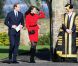  Kate Middleton, retour à St Andrews, berceau de son histoire d'amour avec le prince William, le 25 février 2011. 
 Pour sa première année dans la famille royale, Catherine, duchesse de Cambridge, a donné à observer, dans le spectacle de son élégance, un petit geste très coquet : le recoiffage ! 