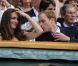  Kate Middleton à Wimbledon le 27 juin 2011. 
 Pour sa première année dans la famille royale, Catherine, duchesse de Cambridge, a donné à observer, dans le spectacle de son élégance, un petit geste très coquet : le recoiffage ! 