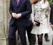  Kate Middleton à Belfast le 8 mars 2011. 
 Pour sa première année dans la famille royale, Catherine, duchesse de Cambridge, a donné à observer, dans le spectacle de son élégance, un petit geste très coquet : le recoiffage ! 