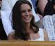  Kate Middleton à Wimbledon le 27 juin 2011. 
 Pour sa première année dans la famille royale, Catherine, duchesse de Cambridge, a donné à observer, dans le spectacle de son élégance, un petit geste très coquet : le recoiffage ! 