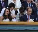  Kate Middleton à Wimbledon le 27 juin 2011. 
 Pour sa première année dans la famille royale, Catherine, duchesse de Cambridge, a donné à observer, dans le spectacle de son élégance, un petit geste très coquet : le recoiffage ! 