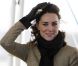  Kate Middleton, baptême du feu à Anglesey, le 24 février 2011. 
 Pour sa première année dans la famille royale, Catherine, duchesse de Cambridge, a donné à observer, dans le spectacle de son élégance, un petit geste très coquet : le recoiffage ! 