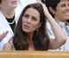  Kate Middleton à Wimbledon le 27 juin 2011. 
 Pour sa première année dans la famille royale, Catherine, duchesse de Cambridge, a donné à observer, dans le spectacle de son élégance, un petit geste très coquet : le recoiffage ! 