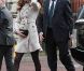  Kate Middleton à Belfast le 8 mars 2011. 
 Pour sa première année dans la famille royale, Catherine, duchesse de Cambridge, a donné à observer, dans le spectacle de son élégance, un petit geste très coquet : le recoiffage ! 