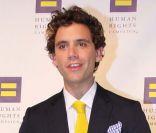 Mika à Washington, portant l\'une de ses paires de baskets colorées comme il les aime, le 1 octobre 2011.