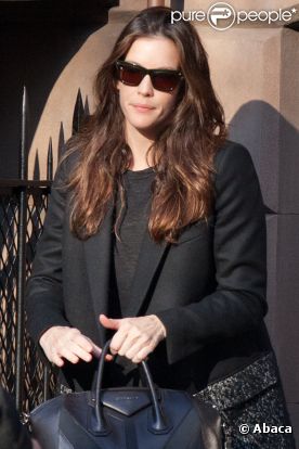 Liv Tyler en manteau Stella McCartney avec sac Givenchy à New York, le 10 janvier 2012.