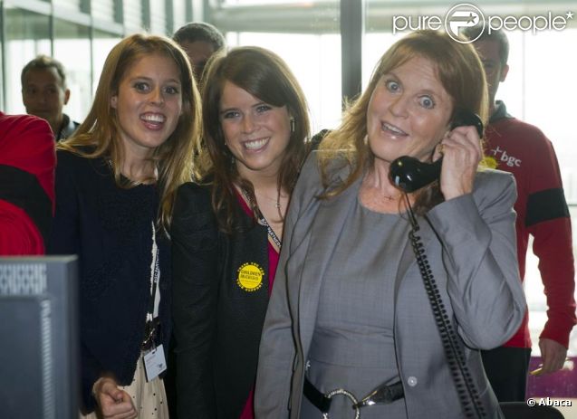 La duchesse d'York et ses filles Beatrice et Eugenie à Londres le 12 septembre 2011 lors d'un événement caritatif. En janvier 2012, Fergie est inculpée par la justice turque pour un reportage réalisée en caméra cachée dans des orphelinats turcs. Ses filles étaient sur le terrain avec elle. 