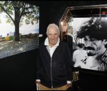Charles Gérard découvre l'exposition photographique de Valérie Perrin au Ciné 13 Théâtre, à Paris. Janvier 2012 