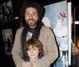 Simon Lelouch et son fils Boaz découvrent l'exposition photographique de Valérie Perrin au Ciné 13 Théâtre, à Paris. Janvier 2012 