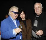 Michou, Evelyne Bouix et Marcel Campion découvrent l'exposition photographique de Valérie Perrin au Ciné 13 Théâtre, à Paris. Janvier 2012 
