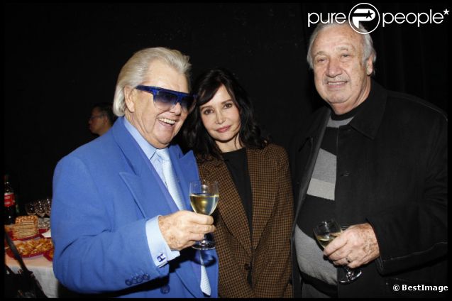 Michou, Evelyne Bouix et Marcel Campion découvrent l'exposition photographique de Valérie Perrin au Ciné 13 Théâtre, à Paris. Janvier 2012 