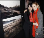  Marthe Keller  découvre l'exposition photographique de Valérie Perrin au Ciné 13 Théâtre, à Paris. Janvier 2012 