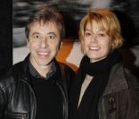 Louis-Michel Colla et son épouse Angélique découvrent l'exposition photographique de Valérie Perrin au Ciné 13 Théâtre, à Paris. Janvier 2012 