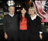 Les parents de Valérie Perrin découvre l'exposition photographique de leur fille au Ciné 13 Théâtre, à Paris. Janvier 2012 