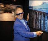 Michou découvre l'exposition photographique de Valérie Perrin au Ciné 13 Théâtre, à Paris. Janvier 2012 