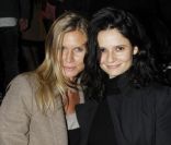 Les soeurs Sarah et Salomé Lelouch à l'exposition photographique de leur belle-mère Valérie Perrin au Ciné 13 Théâtre, à Paris. Janvier 2012 