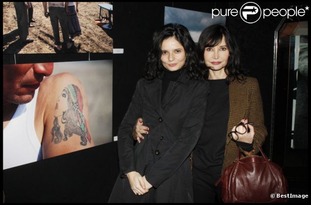 Evelyne Bouix et Salomé Lelouch découvrent l'exposition photographique de Valérie Perrin au Ciné 13 Théâtre, à Paris. Janvier 2012 