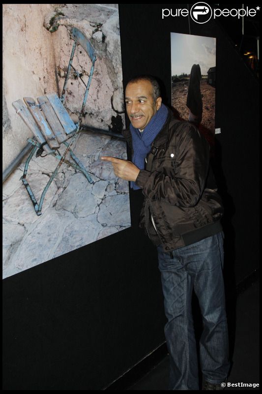 Pascal Légitimus découvre l'exposition photographique de Valérie Perrin au Ciné 13 Théâtre, à Paris. Janvier 2012