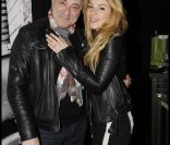 Lola et Jean-Marie Bigard, très amoureux, découvrent l'exposition photographique de Valérie Perrin au Ciné 13 Théâtre, à Paris. Janvier 2012