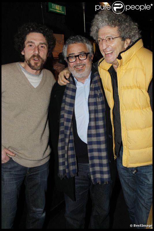 Paul Boujenah, Simon Lelouch et Elie Chouraqui découvrent l'exposition photographique de Valérie Perrin au Ciné 13 Théâtre, à Paris. Janvier 2012